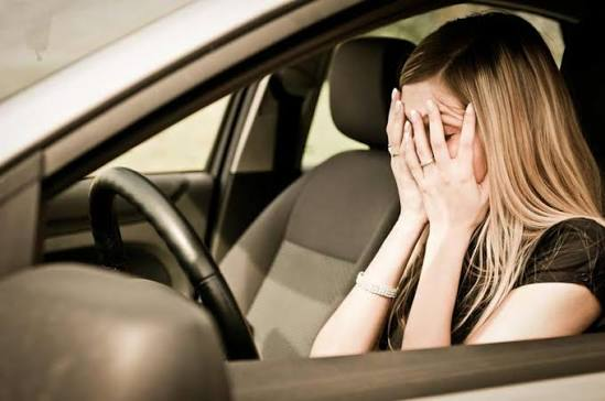 Leerling met concentratieproblemen achter het stuur