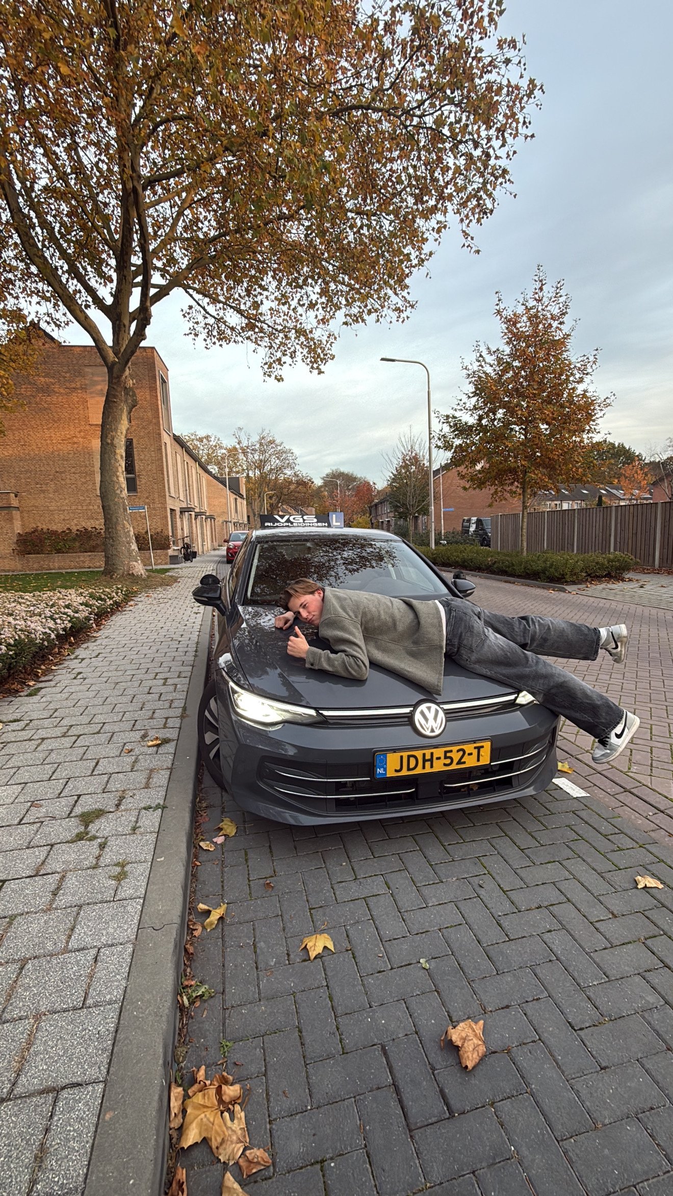 Leerling bij de lesauto van VGS